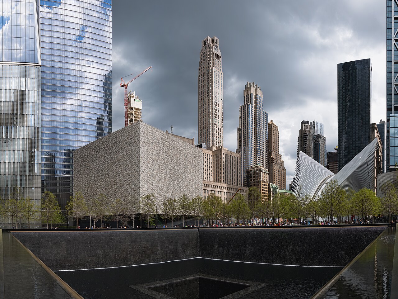 Reflecting Pool des National September 11 Memorial in Lower Manhattan, im Hintergrund der Oculus der WTC-Transportstation.