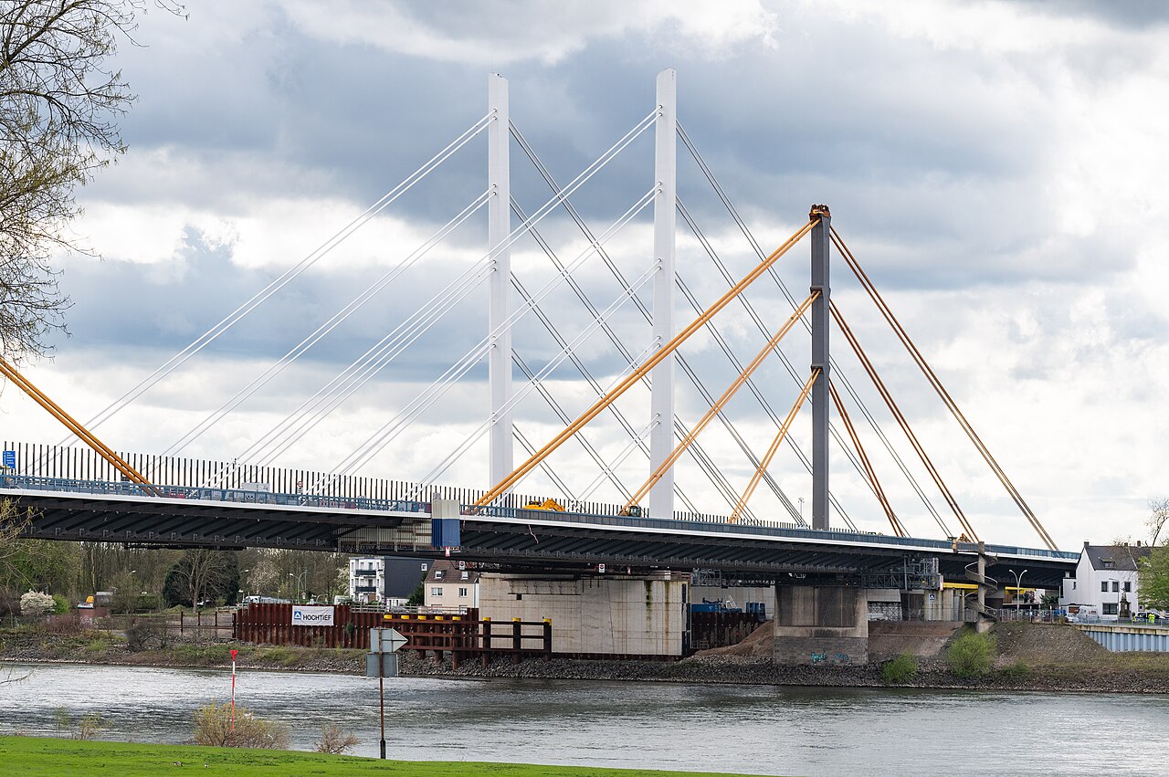 Westliche Pylone der alten und der neuen A40-Rheinbrücke Neuenkamp in Duisburg