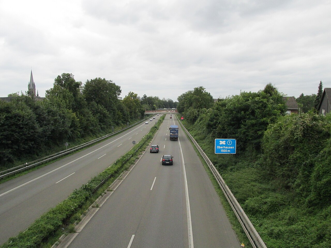 Blick von einer Brücke der Nordrampe auf die Bundesautobahn 516 in Oberhausen-Sterkrade