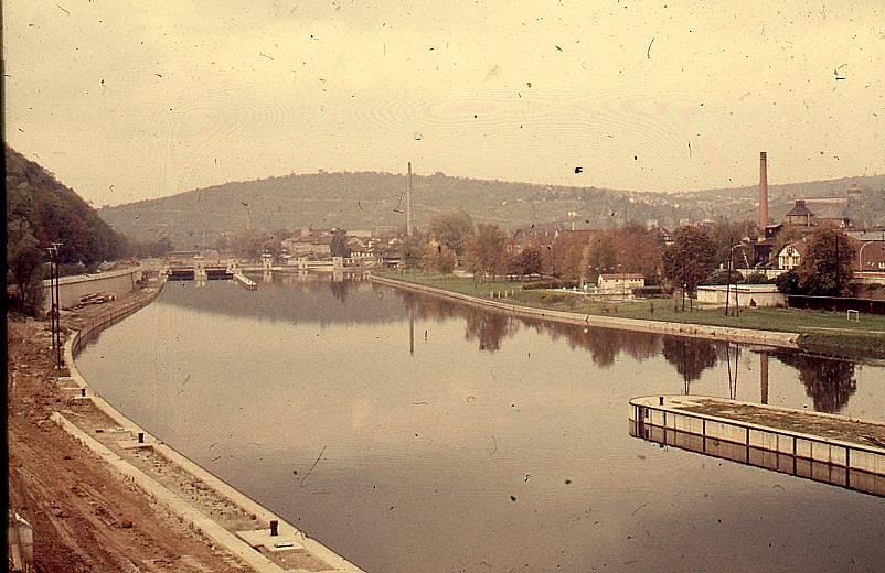 Blick auf die Esslinger Adenauerbrücke flussabwärts, Aufnahme aus dem Baujahr 1967.