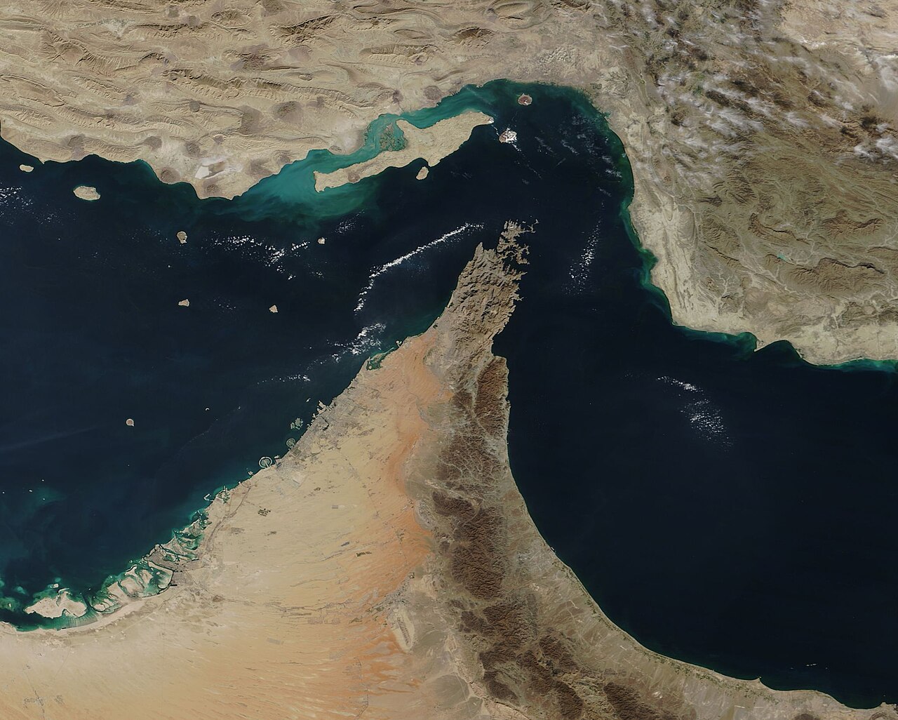 Satellitenaufnahme der Straße von Hormus und der Musandam-Halbinsel, aufgenommen vom NASA-Satelliten Terra.
