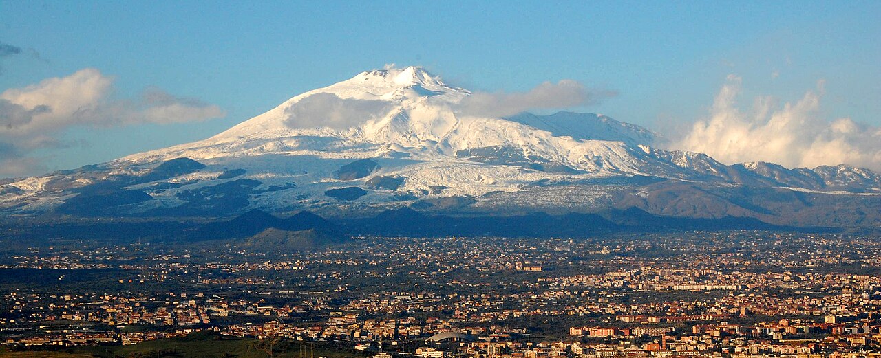 Der Ätna mit Catania im Vordergrund, Luftaufnahme