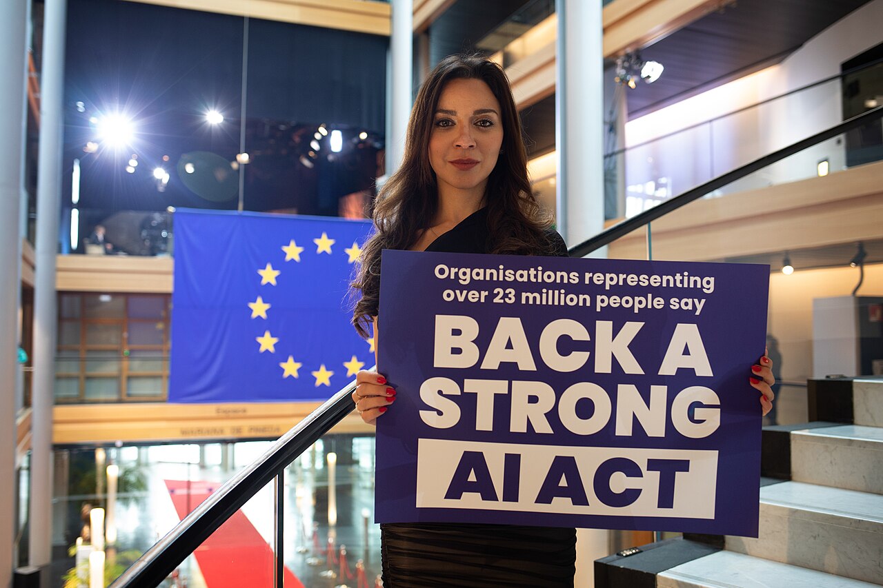 Übergabe eines offenen Briefs zur KI-Verordnung an die Ko-Berichterstatter im Europäischen Parlament in Straßburg.