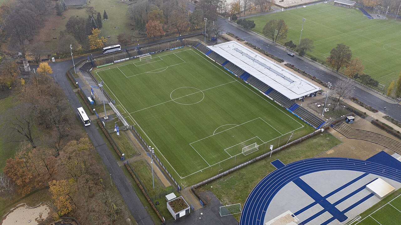 Stadion auf dem Wurfplatz in Berlin, Austragungsort des DFB-Pokal-Spiels VSG Altglienicke gegen VfL Wolfsburg