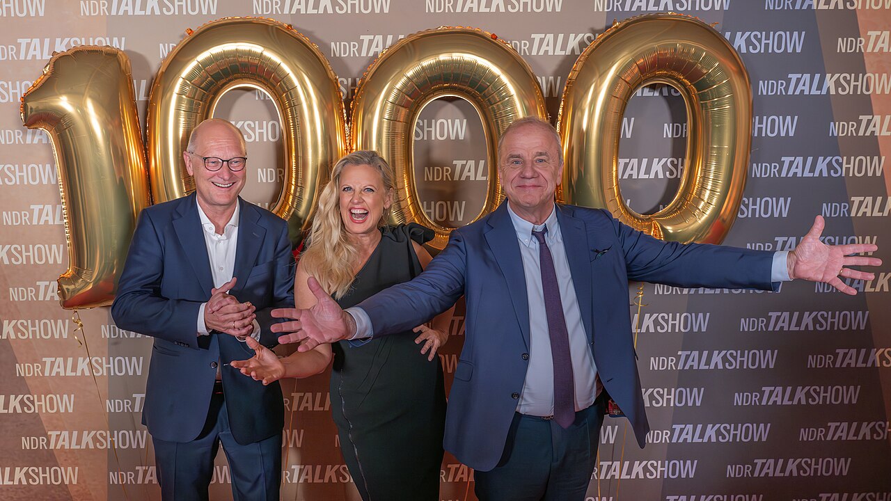 Barbara Schöneberger und Hubertus Meyer-Burckhardt im Studio der „NDR Talk Show“ in Hamburg-Lokstedt, aufgenommen zur 1000. Sendung im Oktober 2023.
