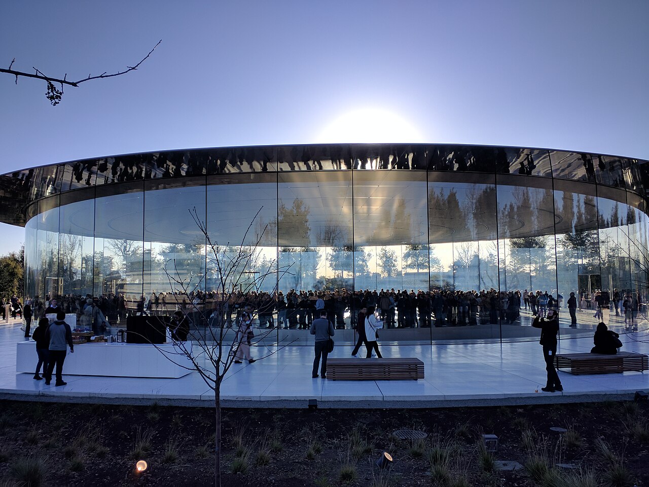 Außenansicht des Steve Jobs Theaters im Apple Park in Cupertino, dem Ort der Keynote