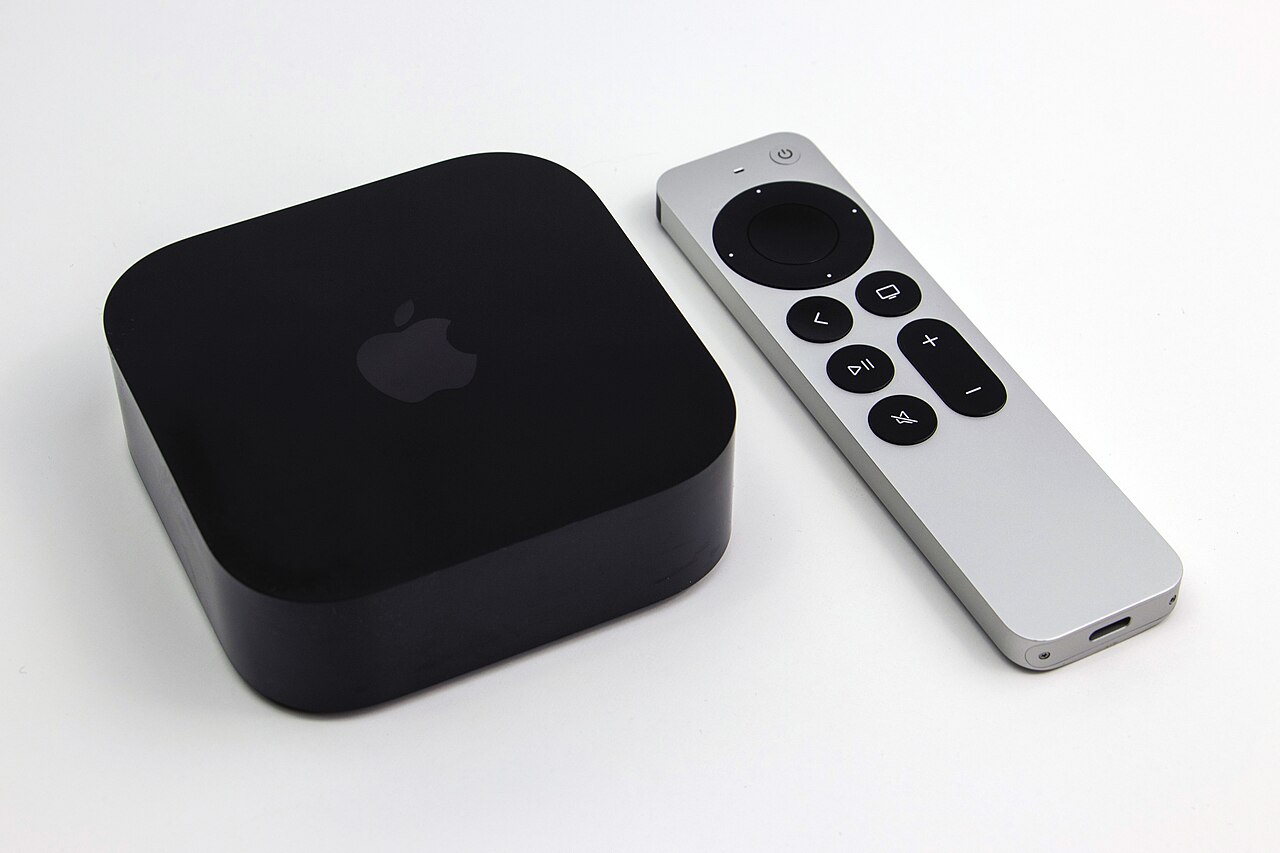 Apple TV 4K mit Siri Remote auf weißem Hintergrund