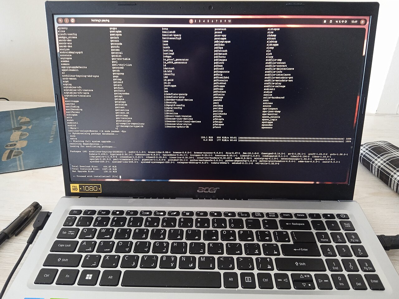 Arch-Linux-Terminal mit laufendem pacman-Update auf einem Acer-Laptop