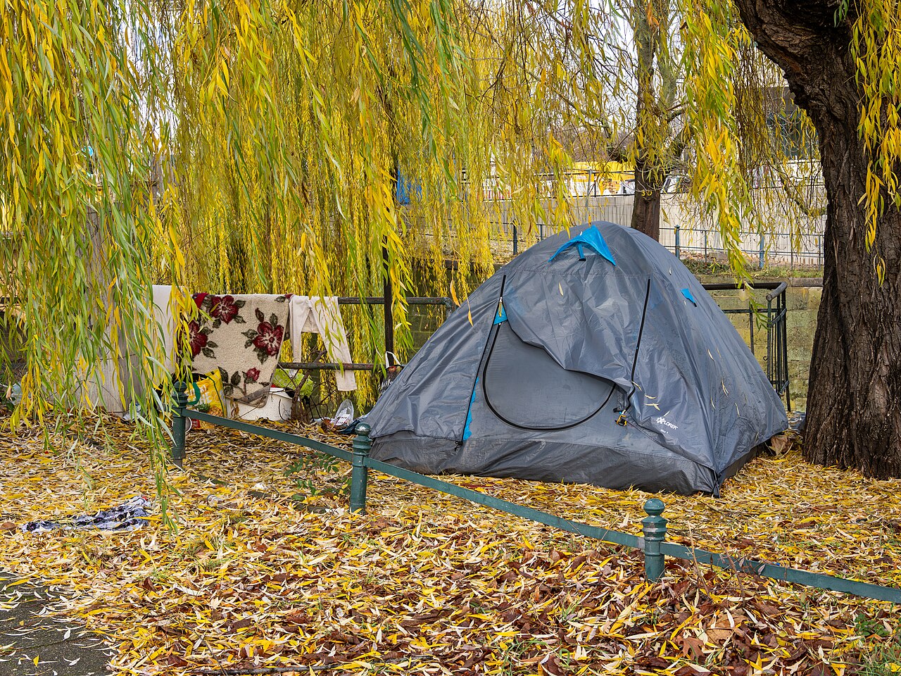 Zelt eines Obdachlosen am Lützowplatz im Berliner Tiergarten, Dezember 2024