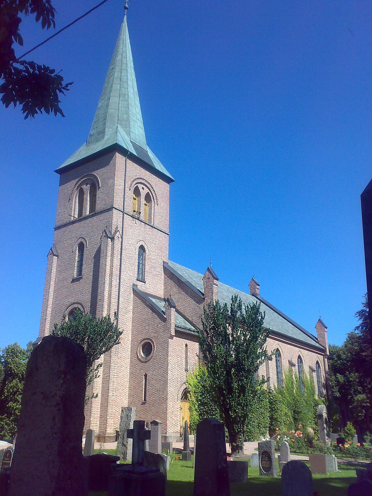 Die Asker kirke in der Kommune Asker, unweit der königlichen Residenz Skaugum
