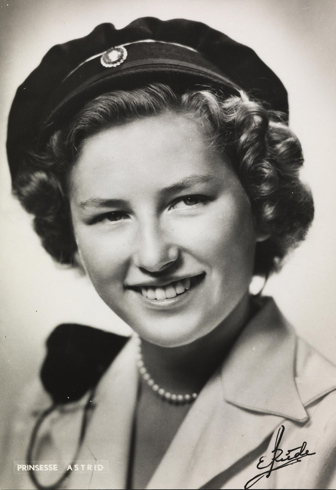 Porträt von Prinzessin Astrid von Norwegen aus dem Jahr 1950, aufgenommen im Studio des Fotografen Ernest Rude.