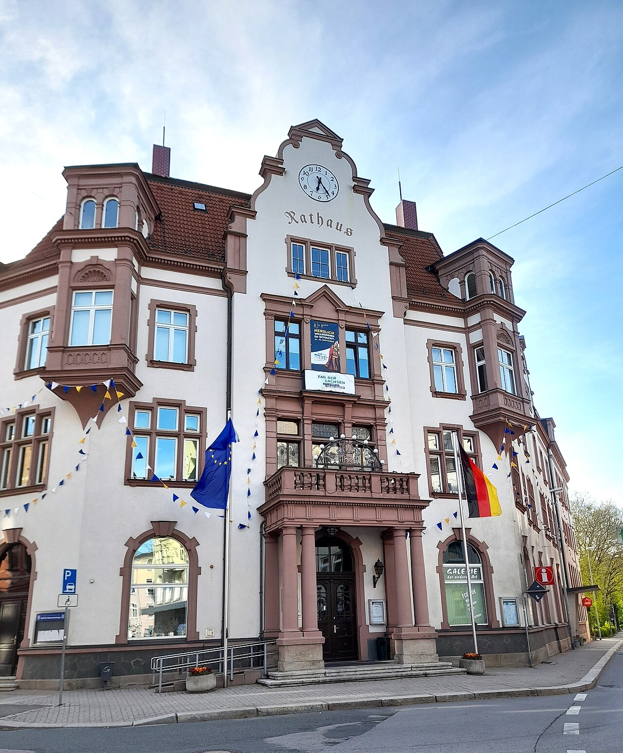 Das Rathaus von Aue, Sachsen, fotografiert zum Tag der Sachsen 2023.