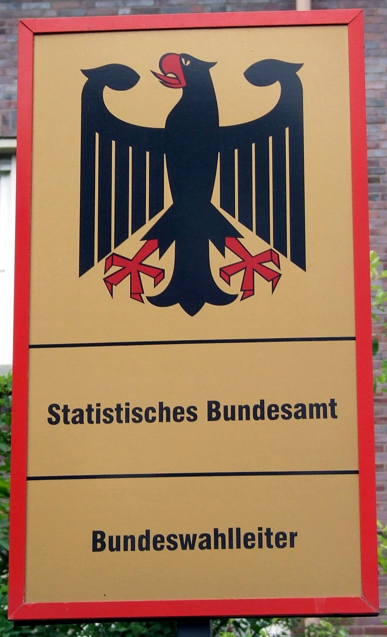 Amtsschild des Statistischen Bundesamts in Wiesbaden.