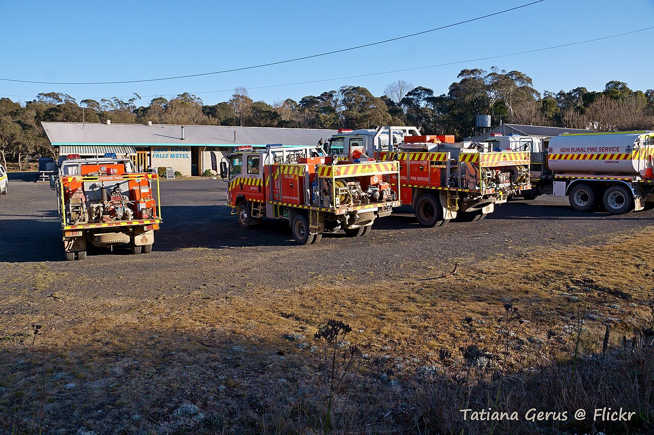 Löschfahrzeuge des NSW Rural Fire Service während der australischen Buschbrandsaison 2019/20.