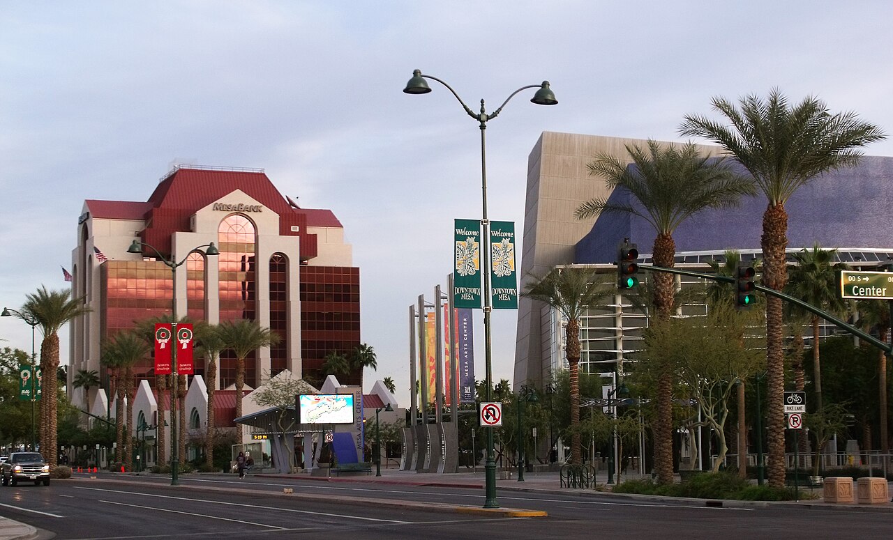 Downtown Mesa in Arizona, Blick auf das Mesa Bank Building und das Mesa Arts Center an der Main Street.