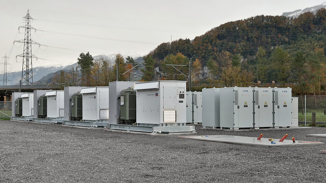 Grossbatteriespeicher-Anlage aus Container-Modulen (Symbolbild: Anlage der WEW in Walenstadt, Schweiz)