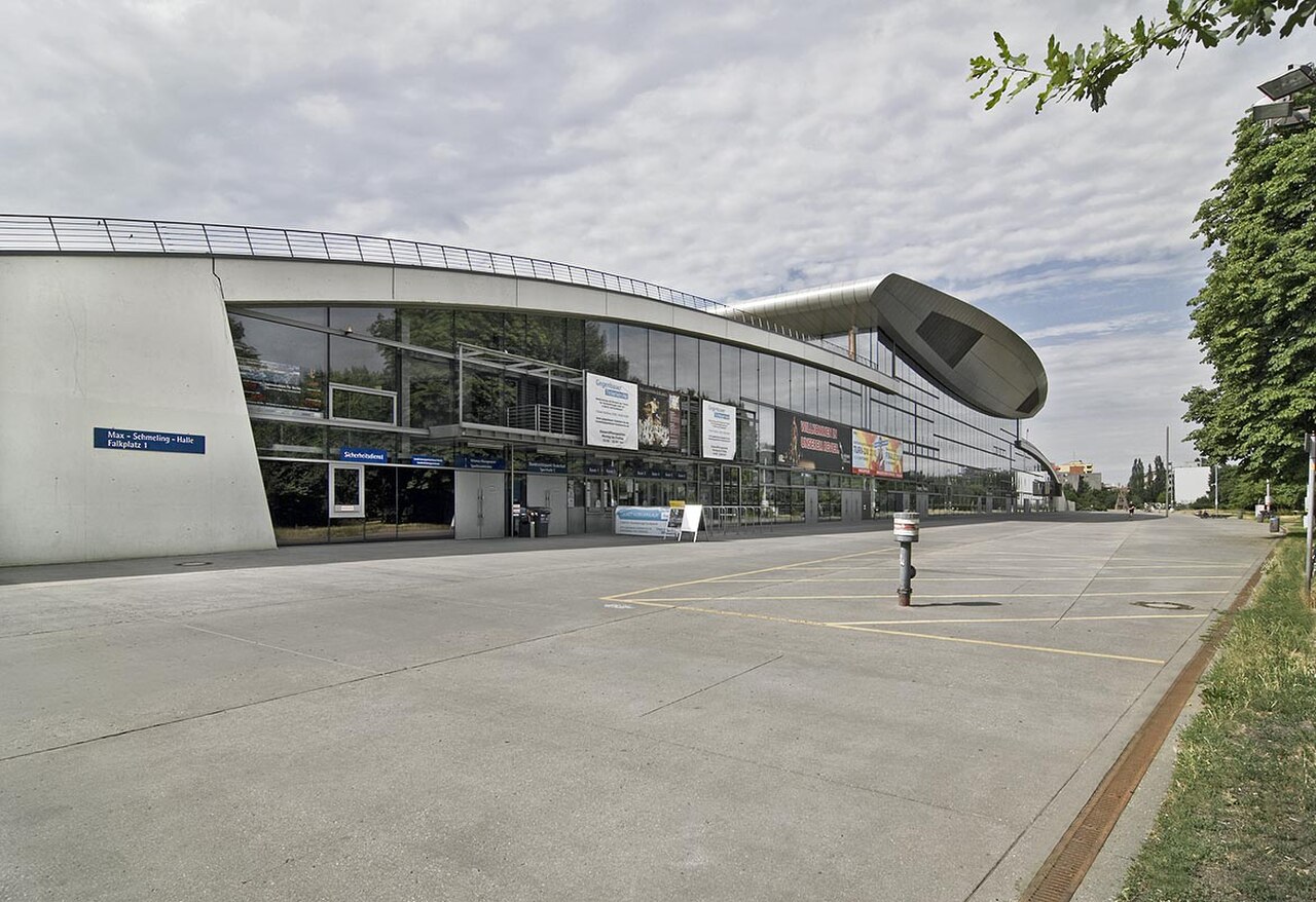 Außenansicht der Max-Schmeling-Halle in Berlin-Prenzlauer Berg vom Falkplatz aus.