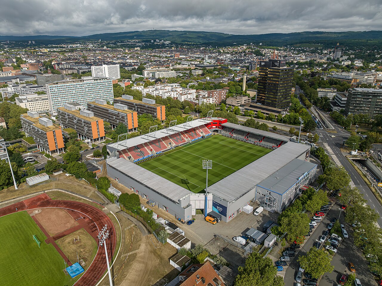 Blick auf die Brita-Arena in Wiesbaden, Heimspielstätte des SV Wehen Wiesbaden