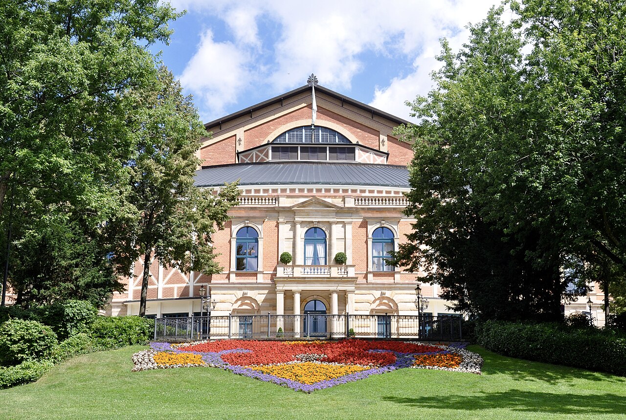Frontansicht des Richard-Wagner-Festspielhauses in Bayreuth, gesehen von der Siegfried-Wagner-Allee.