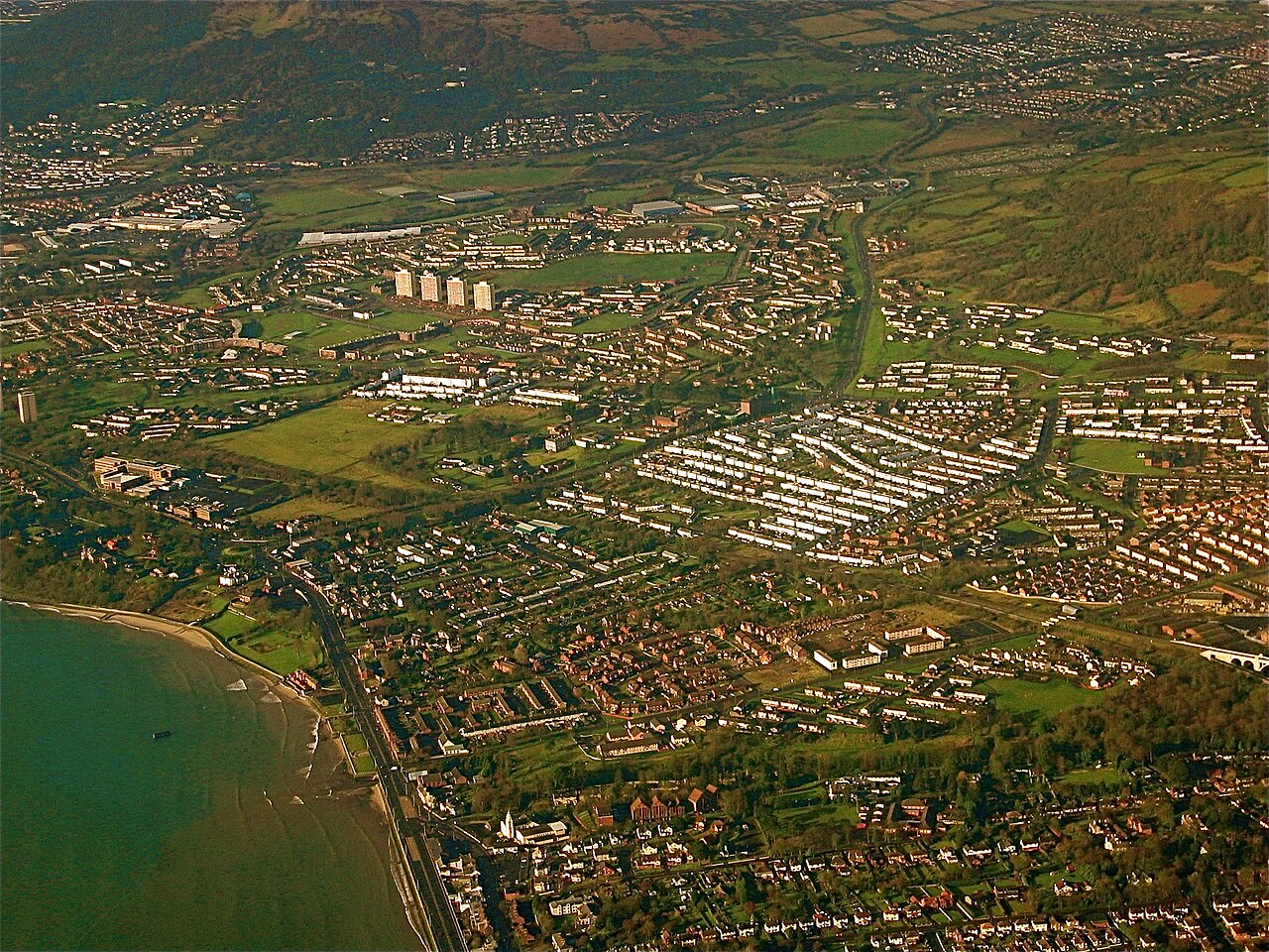 Luftaufnahme von Newtownabbey, dem nördlich von Belfast gelegenen Vorort, in dem am Mittwochabend die Krawalle eskalierten.