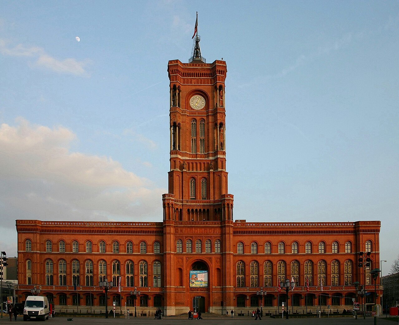 Das Rote Rathaus in Berlin-Mitte, Sitz des Regierenden Bürgermeisters und der Senatskanzlei.