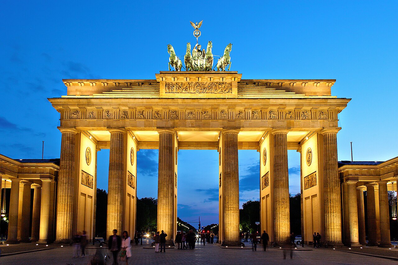 Das Brandenburger Tor in Berlin bei Abendlicht - Startpunkt der Demonstration gegen Aufrüstung und Wehrpflicht am 3. Oktober 2026.