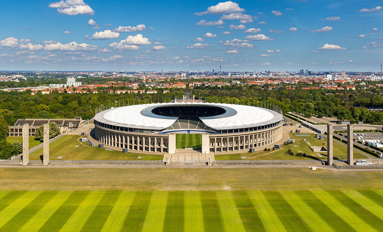 Das Berliner Olympiastadion am Marathontor, gebaut für die Sommerspiele 1936