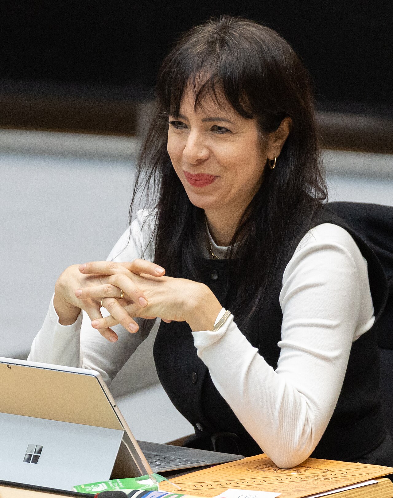 Elif Eralp im Berliner Abgeordnetenhaus im Dezember 2025