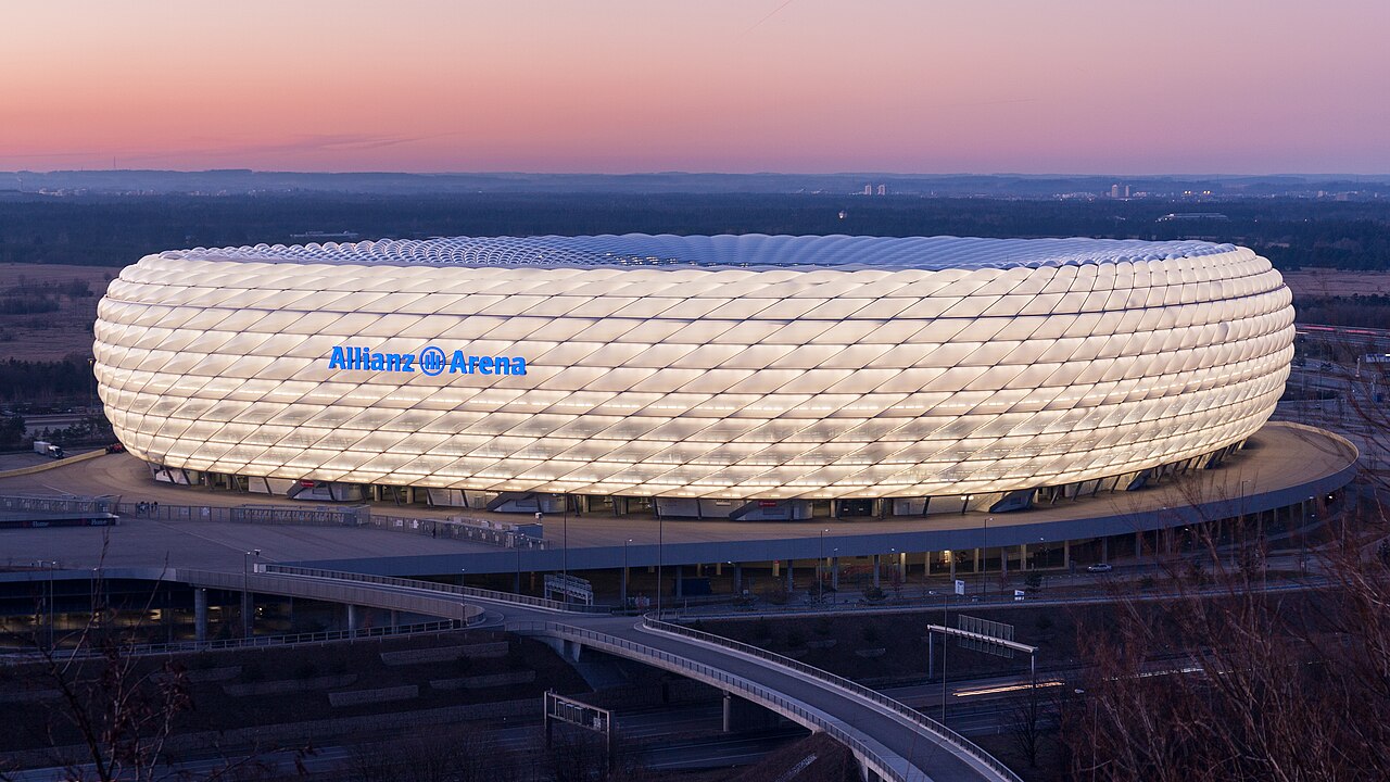 Die Allianz Arena in München bei einbrechender Dämmerung, Schauplatz des 2:0 gegen Serbien.