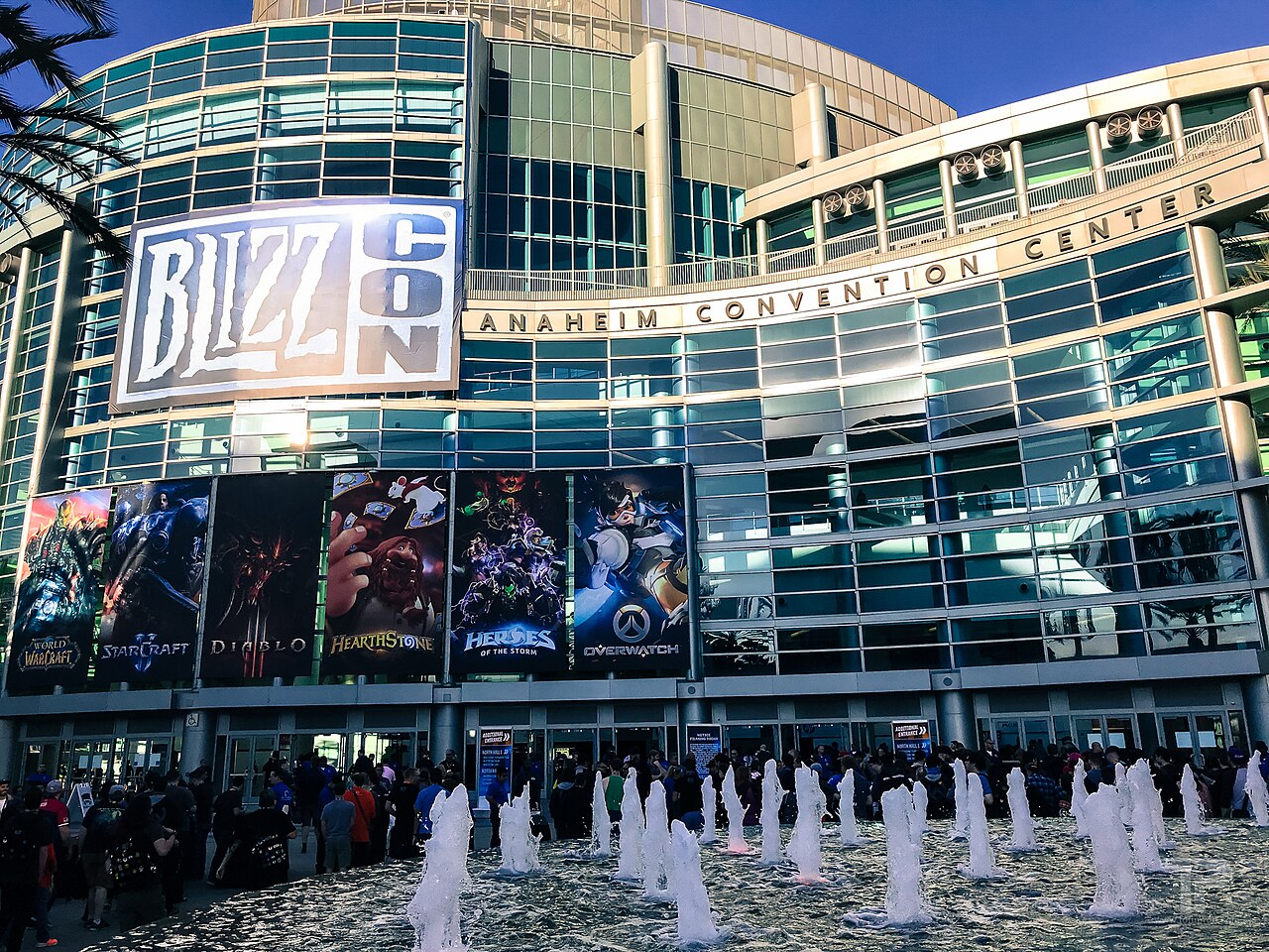 Anaheim Convention Center während der BlizzCon 2017 mit Besuchermassen vor dem Eingang
