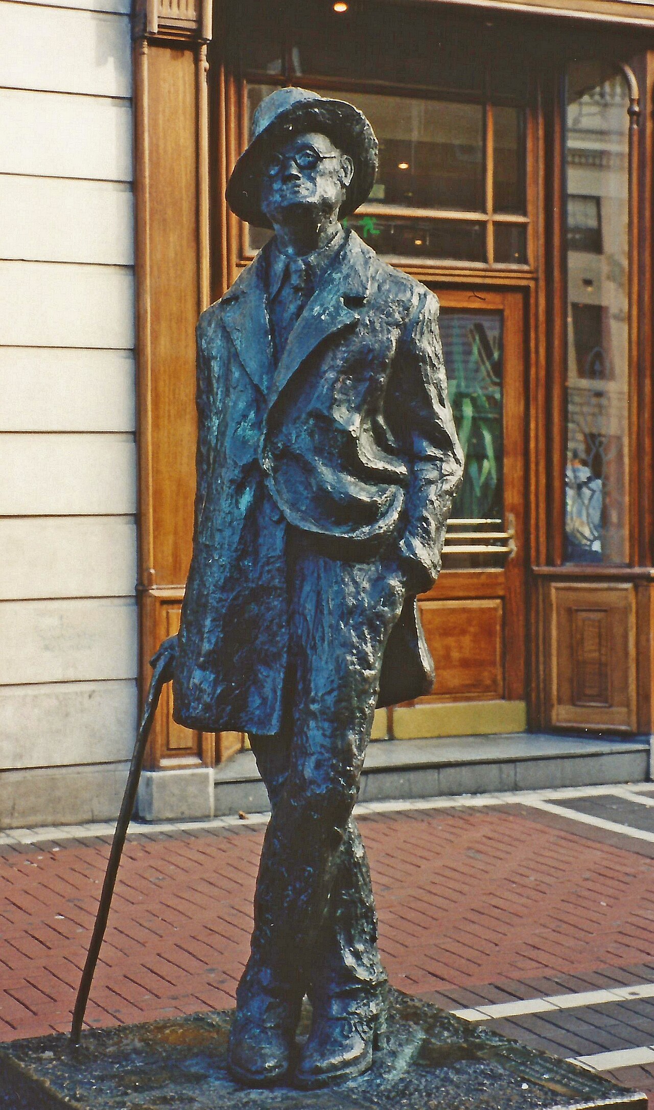 Bronzestatue von James Joyce mit Hut und Spazierstock auf der Earl Street North in Dublin