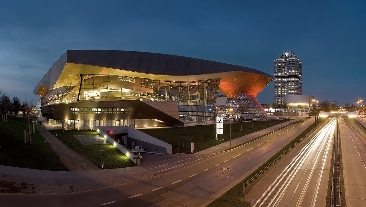 BMW Welt in München bei Nacht, illuminierter Auslieferungs- und Eventbau gegenüber der Konzernzentrale