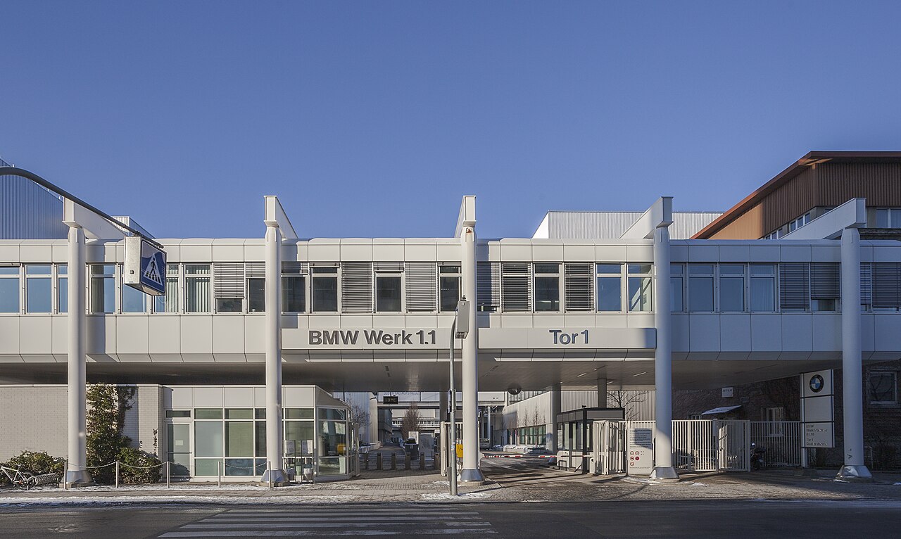Luftaufnahme des BMW-Werks München, das als Montagepartner die ersten Hochvoltbatterien aus Irlbach-Straßkirchen erhält.