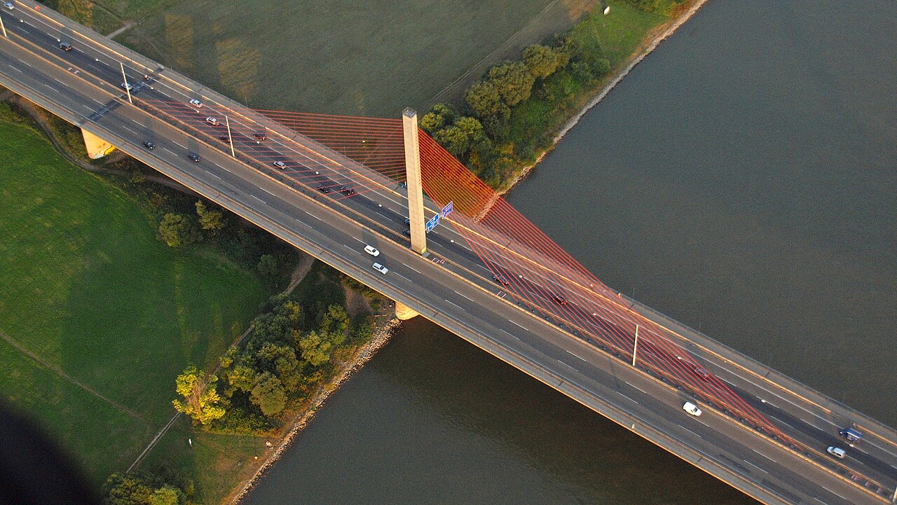 Pylon der Friedrich-Ebert-Brücke (Bonner Nordbrücke) über dem Rhein