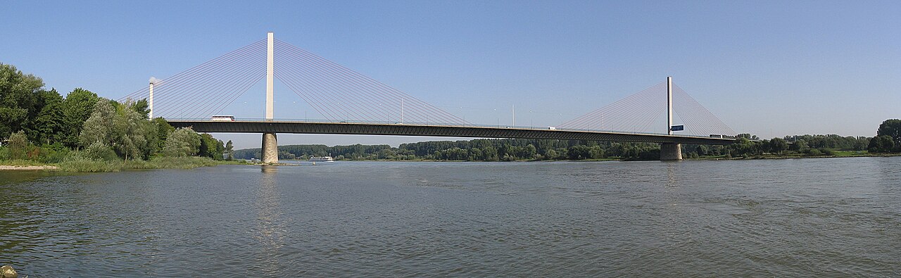 Panoramablick auf die Friedrich-Ebert-Brücke (Bonner Nordbrücke) über den Rhein bei Bonn