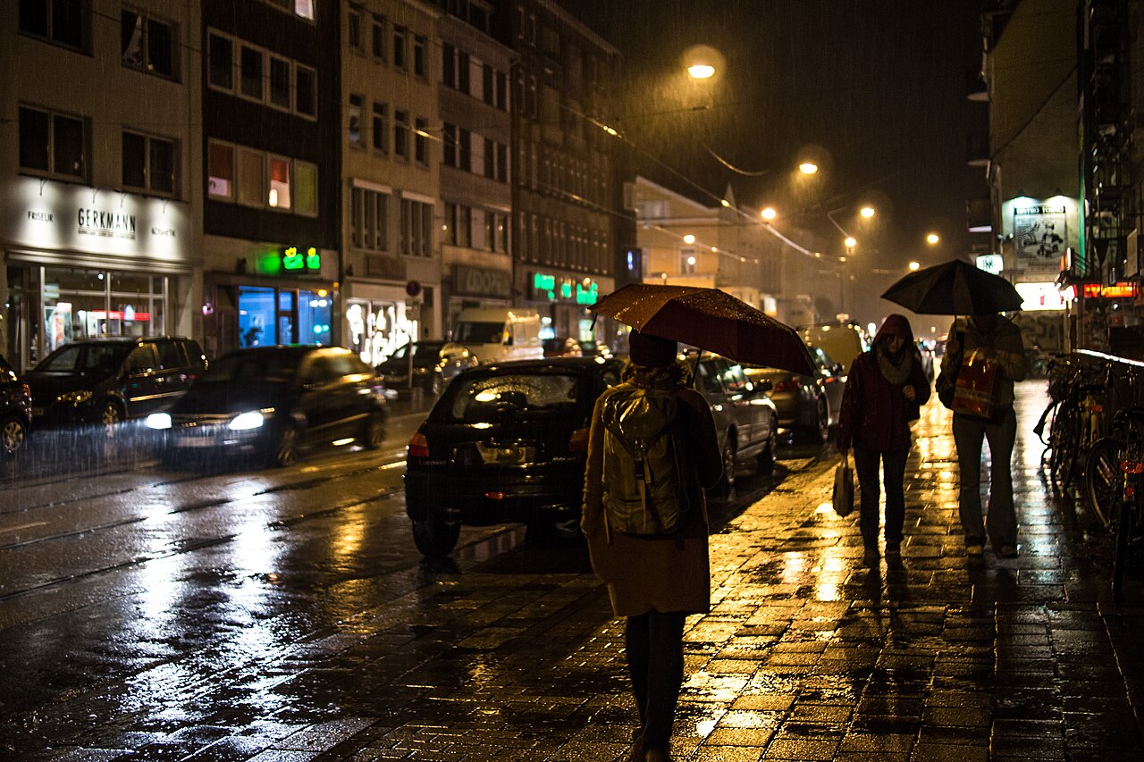 Nachtaufnahme im Bremer Viertel, Blick vom Dobben in Richtung Sielwallkreuzung - jener Quartiere, in denen am Samstag eine Demonstration am Rande der Einheitsfeier eskalierte.