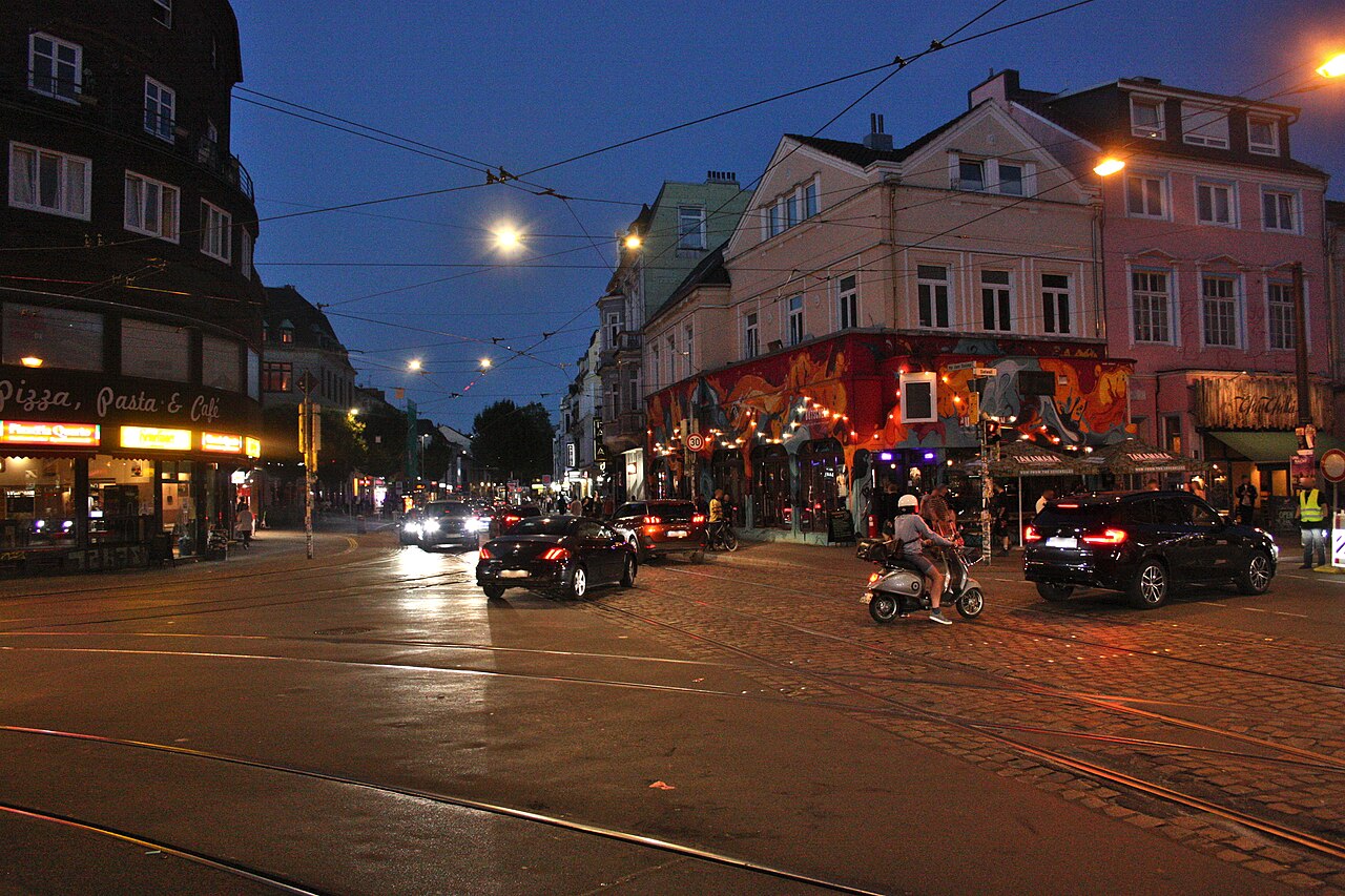 Nächtliche Aufnahme der Sielwallkreuzung im Bremer Viertel mit den einmündenden Straßen Vor dem Steintor, Am Dobben und Ostertorsteinweg.
