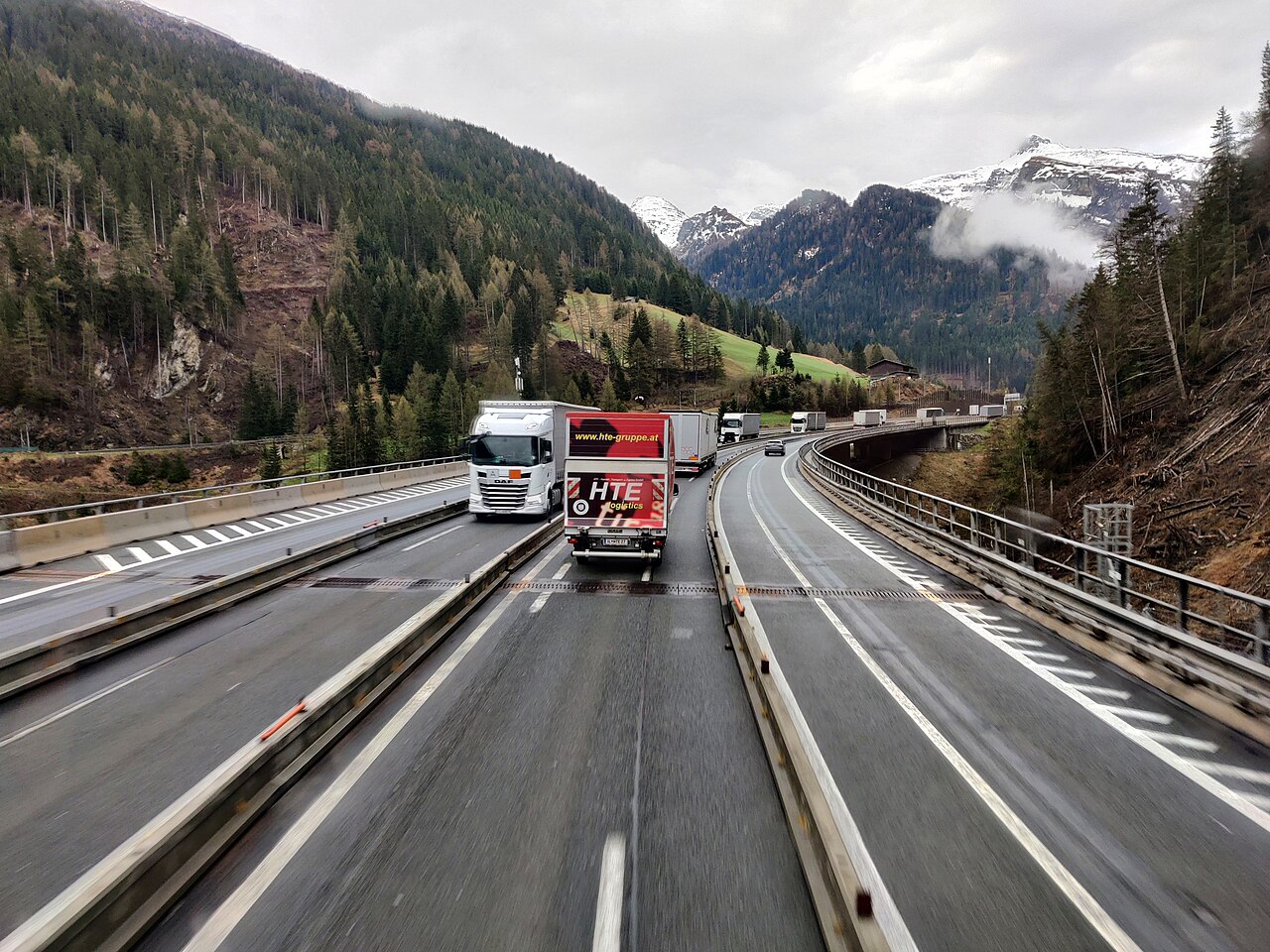 Die Luegbrücke der Brennerautobahn A13 bei Gries am Brenner, mit der Tiroler Bergkulisse im Hintergrund.
