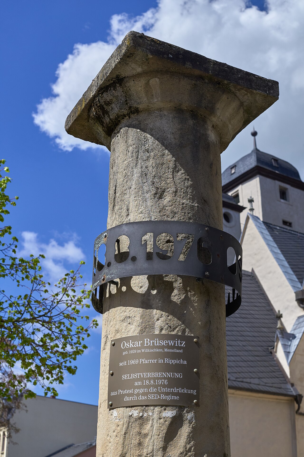 Gedenksäule für Oskar Brüsewitz vor der Michaeliskirche in Zeitz