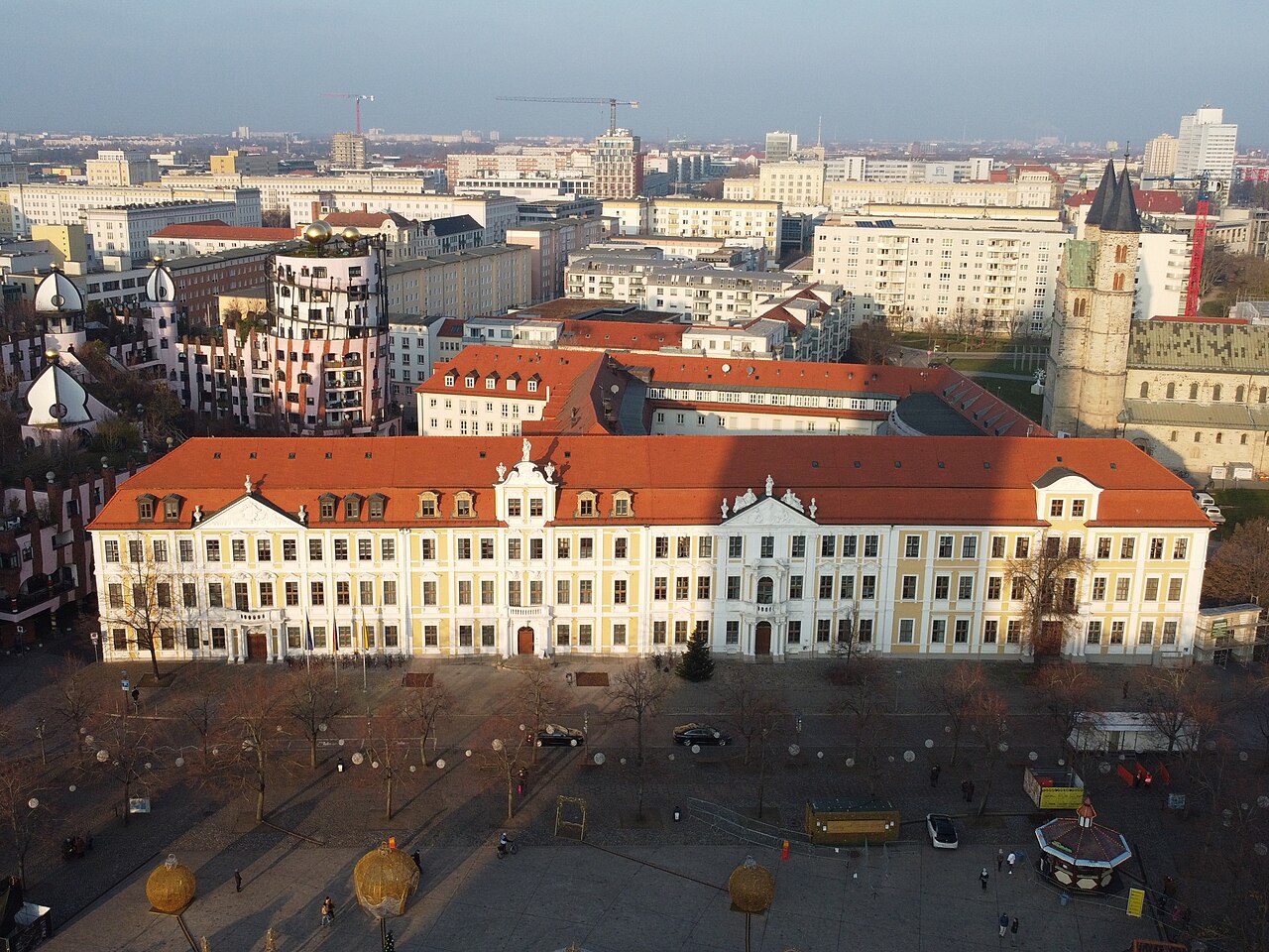Luftaufnahme des Landtags von Sachsen-Anhalt am Domplatz in Magdeburg