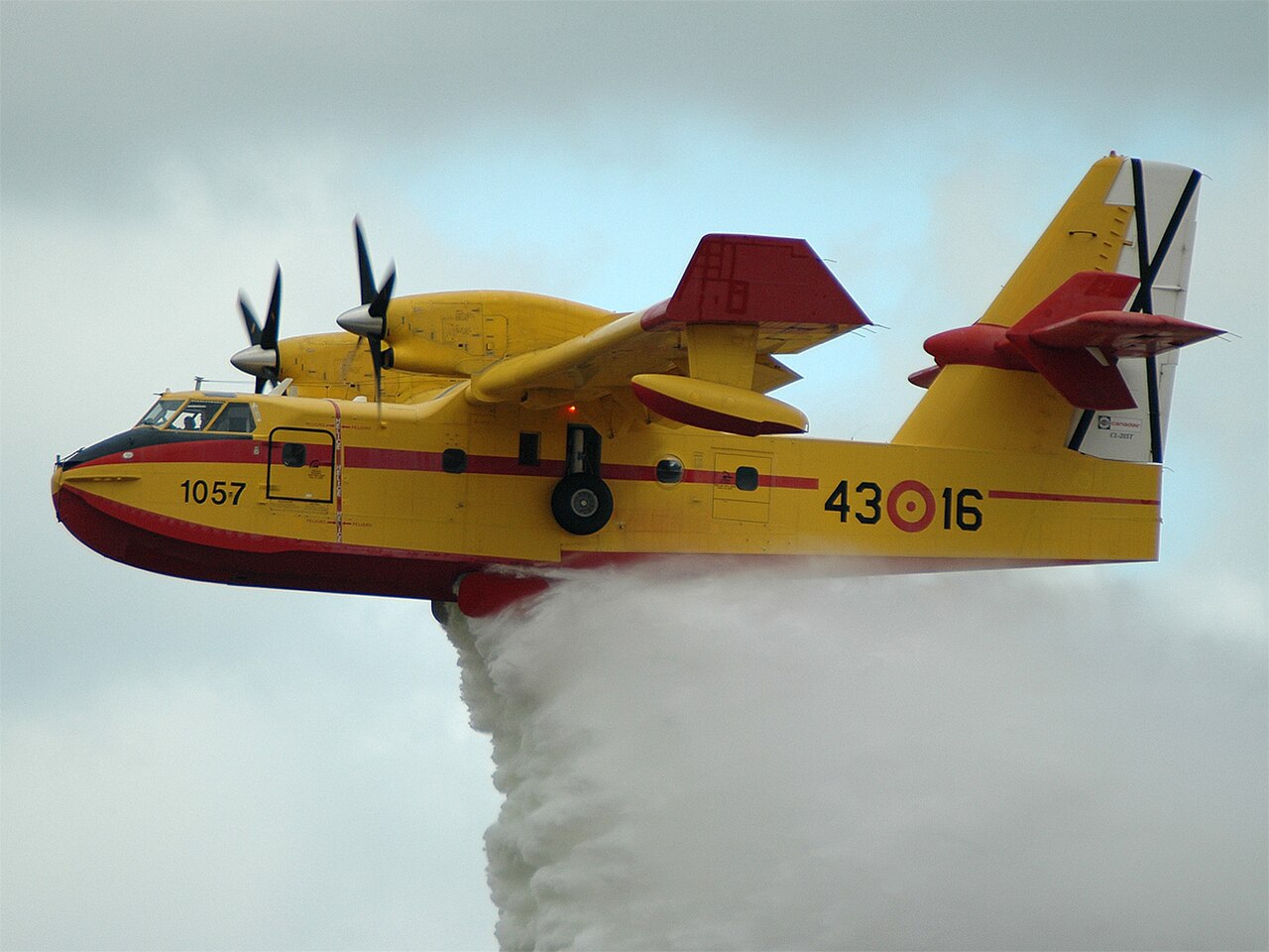 Ein Löschflugzeug vom Typ Canadair CL-415 wirft während eines Waldbrandeinsatzes Wasser aus seinen Tanks ab.