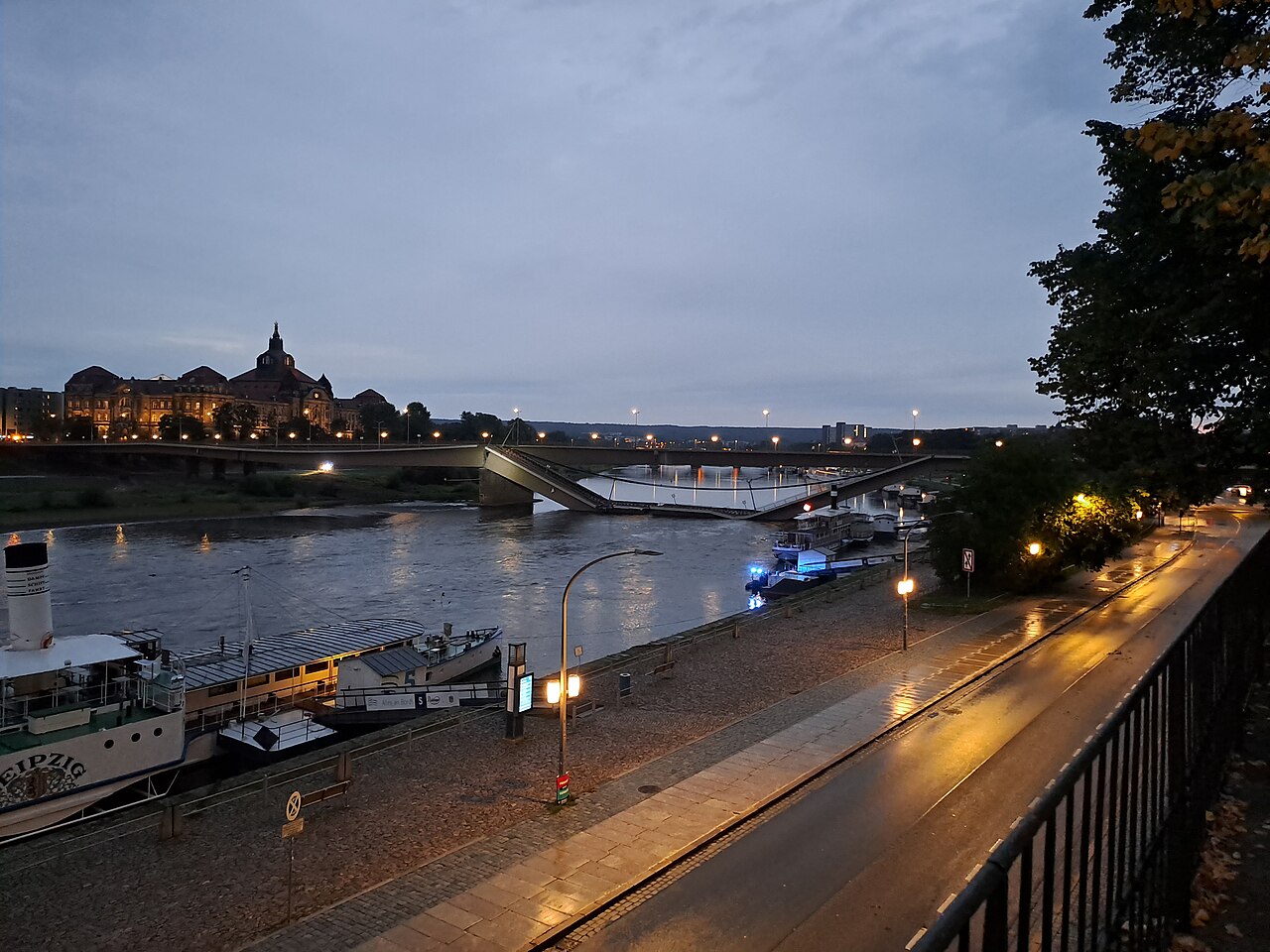 Die eingestürzte Carolabrücke am Morgen des 11. September 2024, aufgenommen oberhalb des Terrassenufers in Dresden.