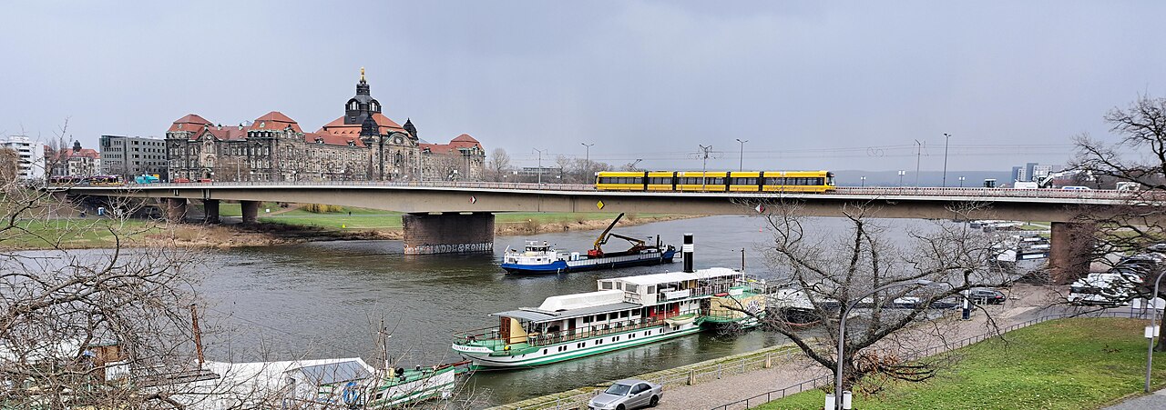 Blick von der Brühlschen Terrasse auf die Carolabrücke in Dresden, aufgenommen im März 2023, vor dem Teileinsturz.