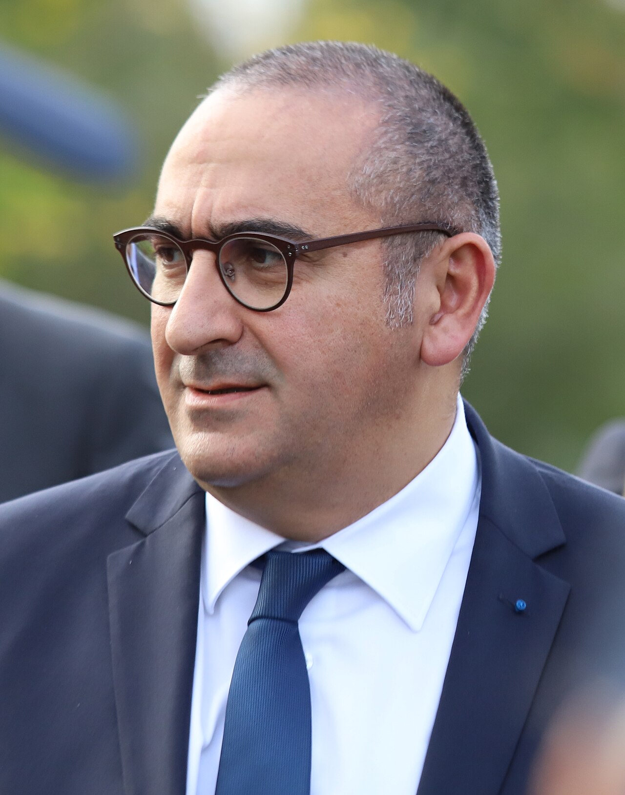 Laurent Nuñez in dunklem Anzug im Gespräch mit französischen Polizisten in Uniform.