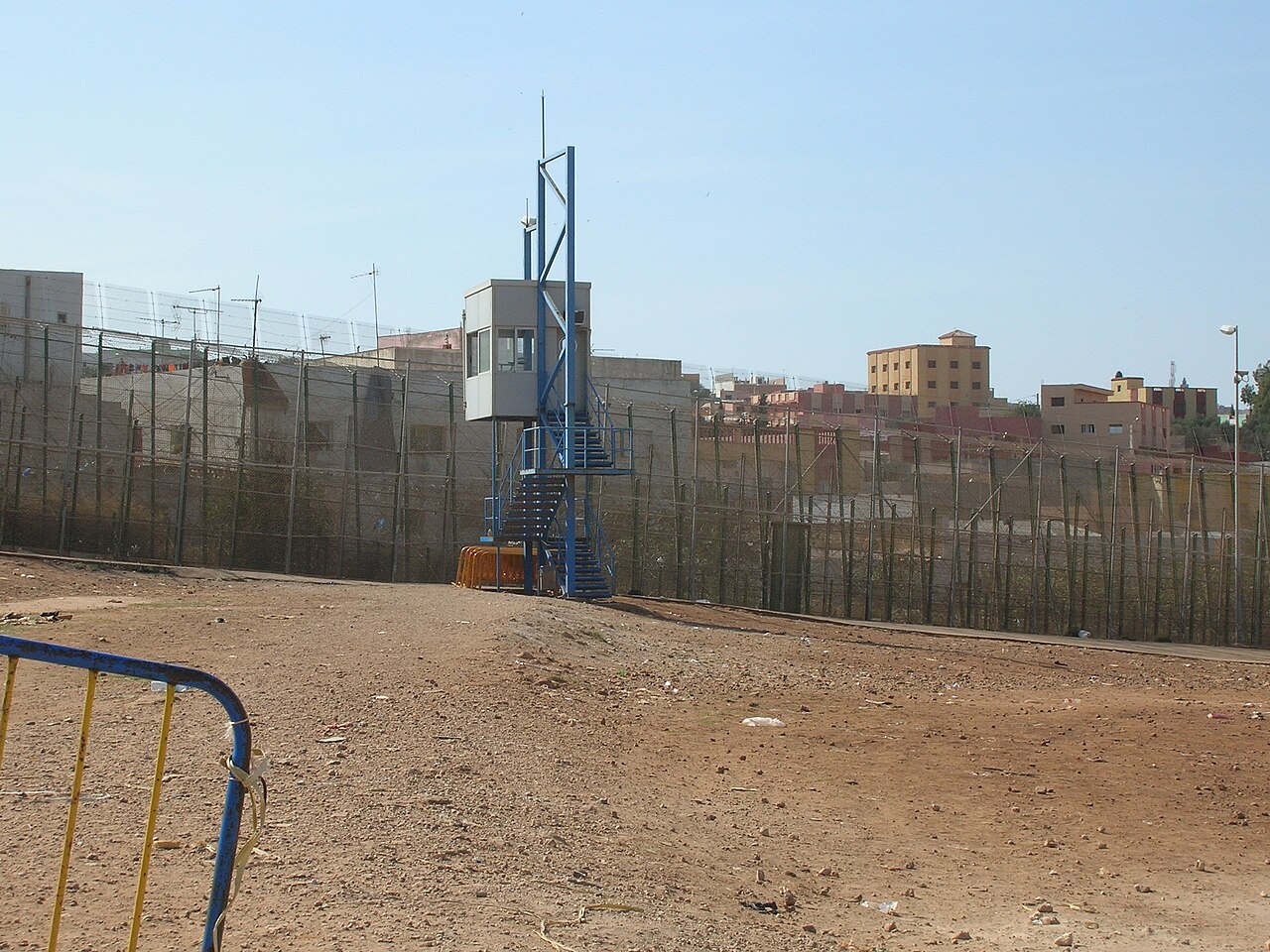 Grenzzaun mit Wachposten an der spanisch-marokkanischen Grenze bei Melilla.