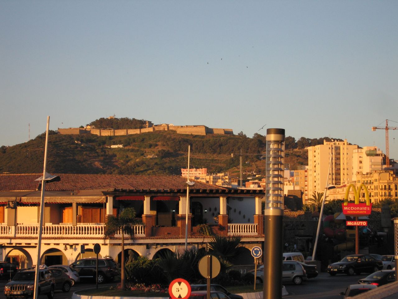 Blick auf die Bucht und die Altstadt der spanischen Exklave Ceuta in Nordafrika.