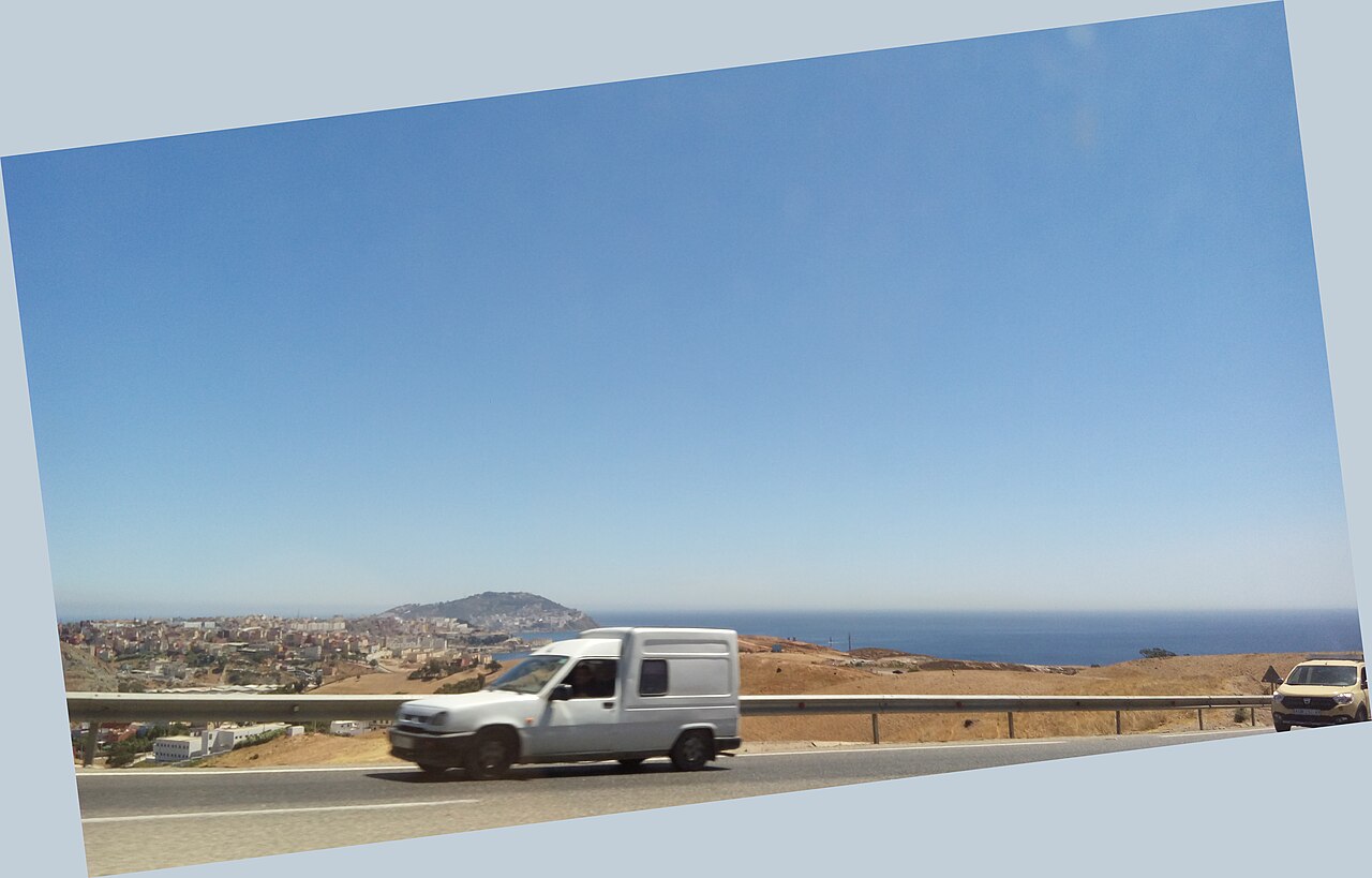 Blick von marokkanischer Seite auf die spanische Exklave Ceuta.