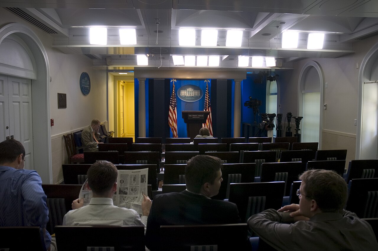 Blick in den James S. Brady Press Briefing Room im Westflügel des Weißen Hauses.