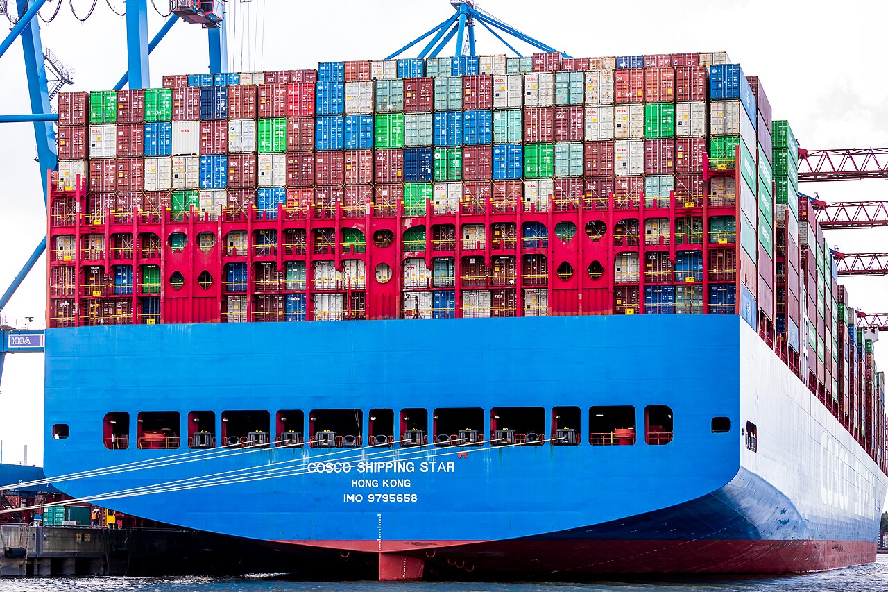Das Containerschiff Cosco Shipping Star am Container Terminal Tollerort im Hamburger Hafen.