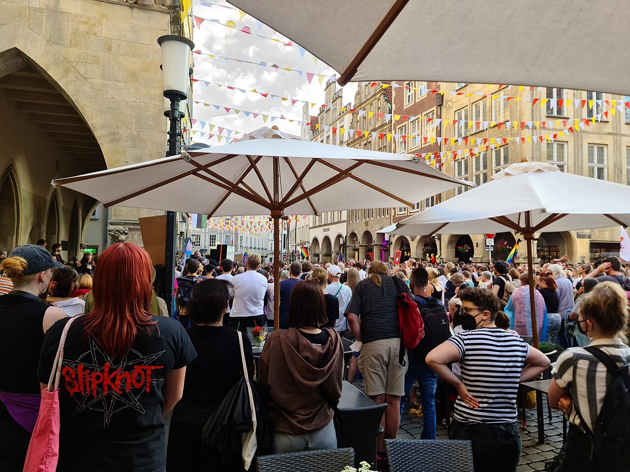 Mahnwache der queeren Community 2022 in Münster für Malte C., der nach einem Angriff beim CSD Münster starb - stellvertretendes Motiv für die bundesweiten Solidaritätskundgebungen.